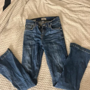Blå bootcut jeans från LTB - Snygga blå jeans från LTB Blue Addiction 
