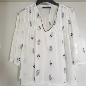 Långärmad blus / topp - Använd få gånger. En rad av strassen har ramlat av, man kan sy dit nya 