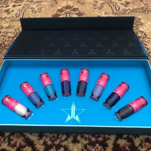 Jeffree Star Blue Blooded läppstift set - Säljer ett Blue Blooded läppstift set från Jeffree Star Cosmetics med 8 flytande läppstift i olika blå och lila nyanser. Färgerna inkluderar Drug Lord, Ice Tray, Jawbreaker, Blue Velvet, Abused, Diamond, Titanic och Medusa. Enbart swatchade, sedan har jag bara haft denna box i min samling. Då jag inte vill öppna varje läppstift för att kontrollera konsistens så kan det hända att någon är lite torkad, men de är ju lätta att rädda med exempelvis Duraline isf. Säljes hur som helst i befintligt skic