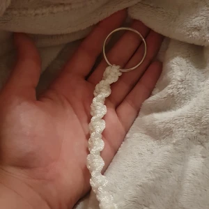 Vit nyckelring  - Handgjord enkel nyckel ring 