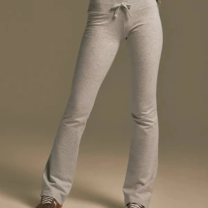 Lågmidjade mjukisbyxor med utsvängda ben - Grå mjukisbyxor från Nelly med bootcut-ben och snörning i midjan.  Nypris 299kr💗