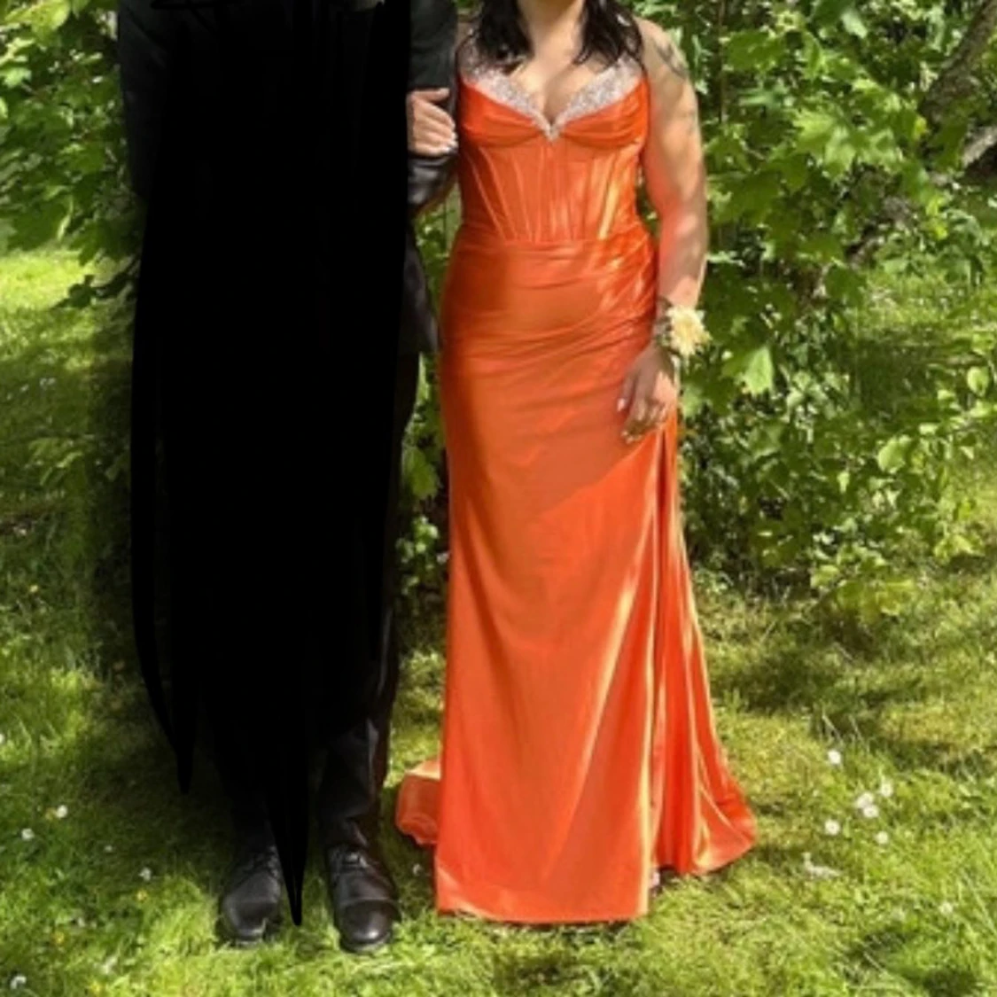 Orange långklänning med silvriga paljetter  - 2