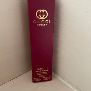 Gucci Guilty Absolute Pour Femme 7,4ml - Gucci Guilty Absolute Pour Femme Eau de Parfum i en elegant mörklila pennaflaska med gulddetaljer. Lyxig och stilren design, perfekt att ha med sig i väskan. Kommer i en snygg vinröd ask med guldtext. Volym: 7,4 ml.