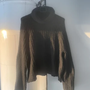 Svart polotröja från 157  - Svart polotröja från 157 i storlek XS. Tröjan är stickad med en hög, bred polokrage. Långärmad och loose passform, perfekt för dig som gillar en chill och enkel stil. Snygg att matcha med jeans eller kjol.