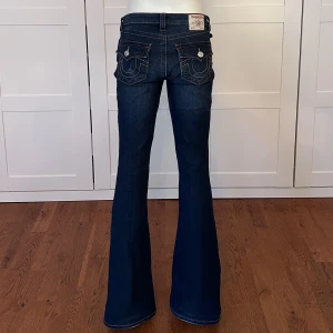 Bootcut jeans True religion  - Midjemått: 78, Innerbenslängd: 83, Grenmått: 22💕 Säljer massvis med fler lågmidjade bootcut jeans och lågmidjade jeansshorts! Så kika in min profil💘