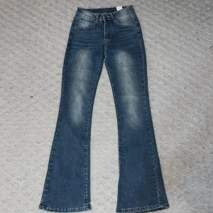 Blå bootcut jeans med dekorerade fickor - Snygga blå jeans med bootcut passform och detaljer på bakfickorna. Till någon som gillar att sticka ut med detaljer🤍