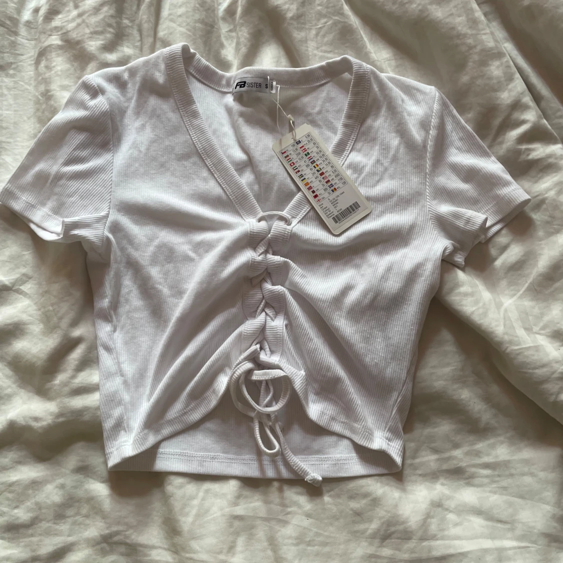 Vit croppad topp med snörning