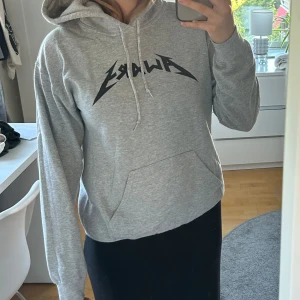 Hoodie - Grå hoodie med ett coolt svart tryck! Säljer pågrund av att den är för liten nu…men nu vill jag att den ska komma till användning nån annanstans! Den är i bra skick och har används lite. Står ingen storlek men är säker att den skulle passa någon med storlek XS/S! Skriv om du har frågor eller undrar något!💖