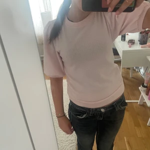 Ljusrosa topp med puffärm - säljer en söt rosa tröja då jag inte tycker den passar mig, har använts bara några få gånger💕💕
