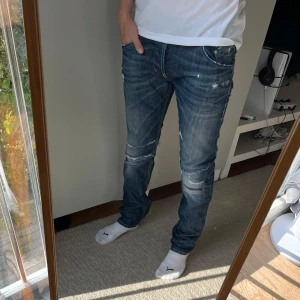 Dondup jeans - Tja! Säljer detta schyssta paret jeans från Dondup!| Modell: Sam| Vid minsta fråga tveka inte att kontakta mig!| Pris alltid diskuterbart!|// Nils
