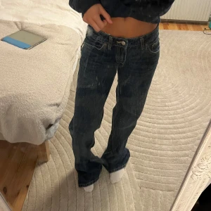 Zara Mörkblå trf wide leg jeans med låg midja - Snygga mörkblå jeans med låg midja och wide leg. Jeansen har klassisk femficksdesign,  och en avslappnad, loose fit. Perfekta för dig som gillar en chill och trendig look.  Helt nya och oanvända. Säljer då de inte kommit till användning. skriv privat för fler bilder.