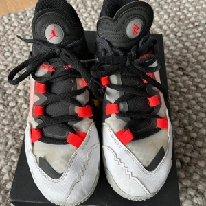 Jordan Why Not .5 sneakers svart/vit/röd - Snygga Jordan Why Not .5 sneakers med cool design i svart, vitt och rött. Ovandel i mesh och syntet med röda detaljer och svarta snören. Tjock, vit sula med grymt mönster för extra grepp. Perfekta för dig som gillar basketstil och streetwear. Nypris: 800kr, säljes för 250kr inkl originalkartong