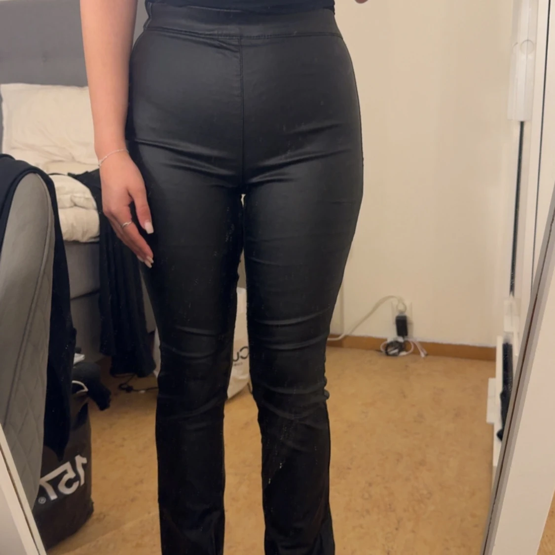 Svarta bootcut byxor med slits i skinnimitation - 2