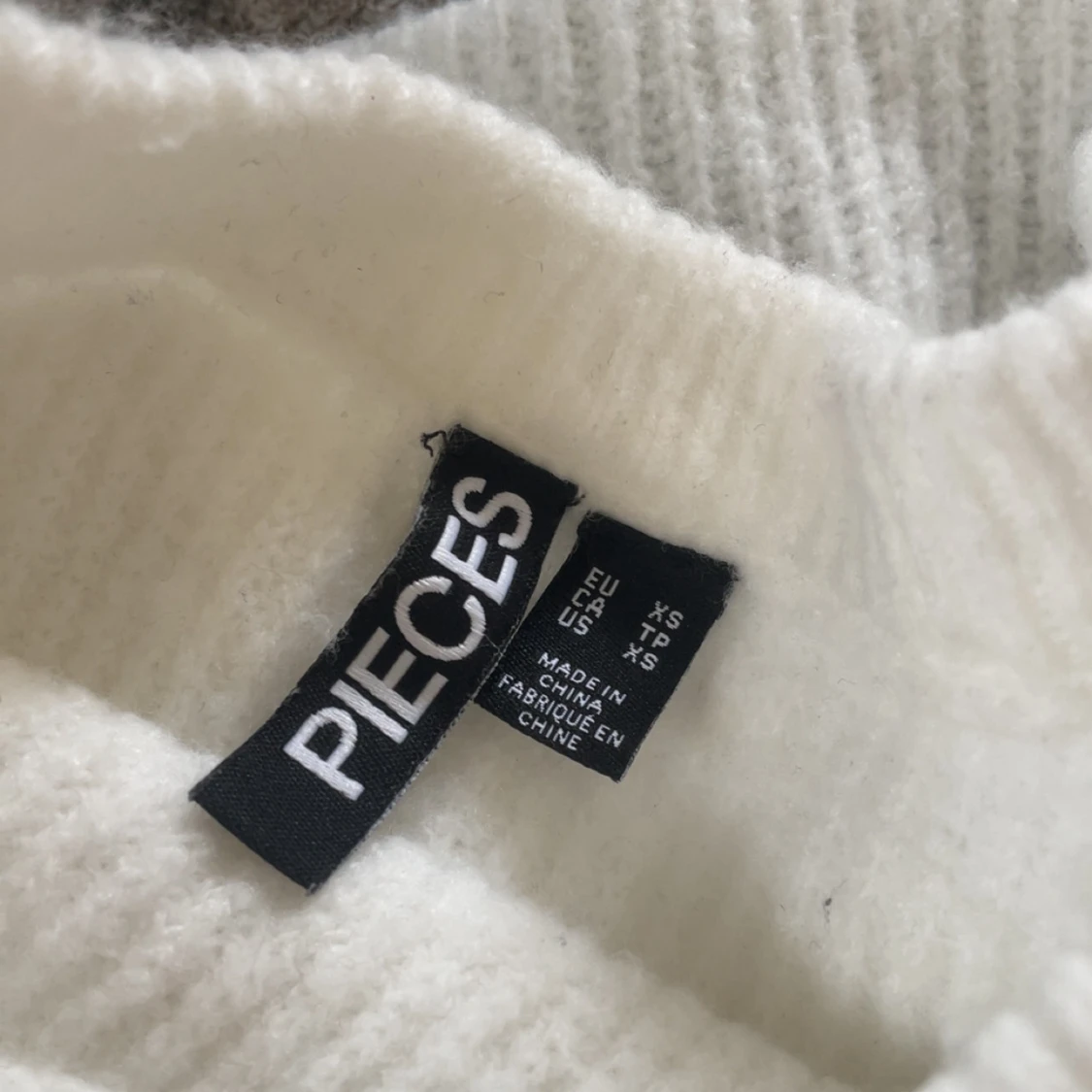 Vit stickad kortärmad topp från Pieces - 2