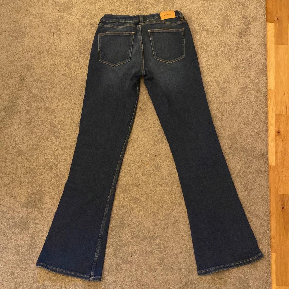 Blå bootcut jeans från Gina tricot - 1