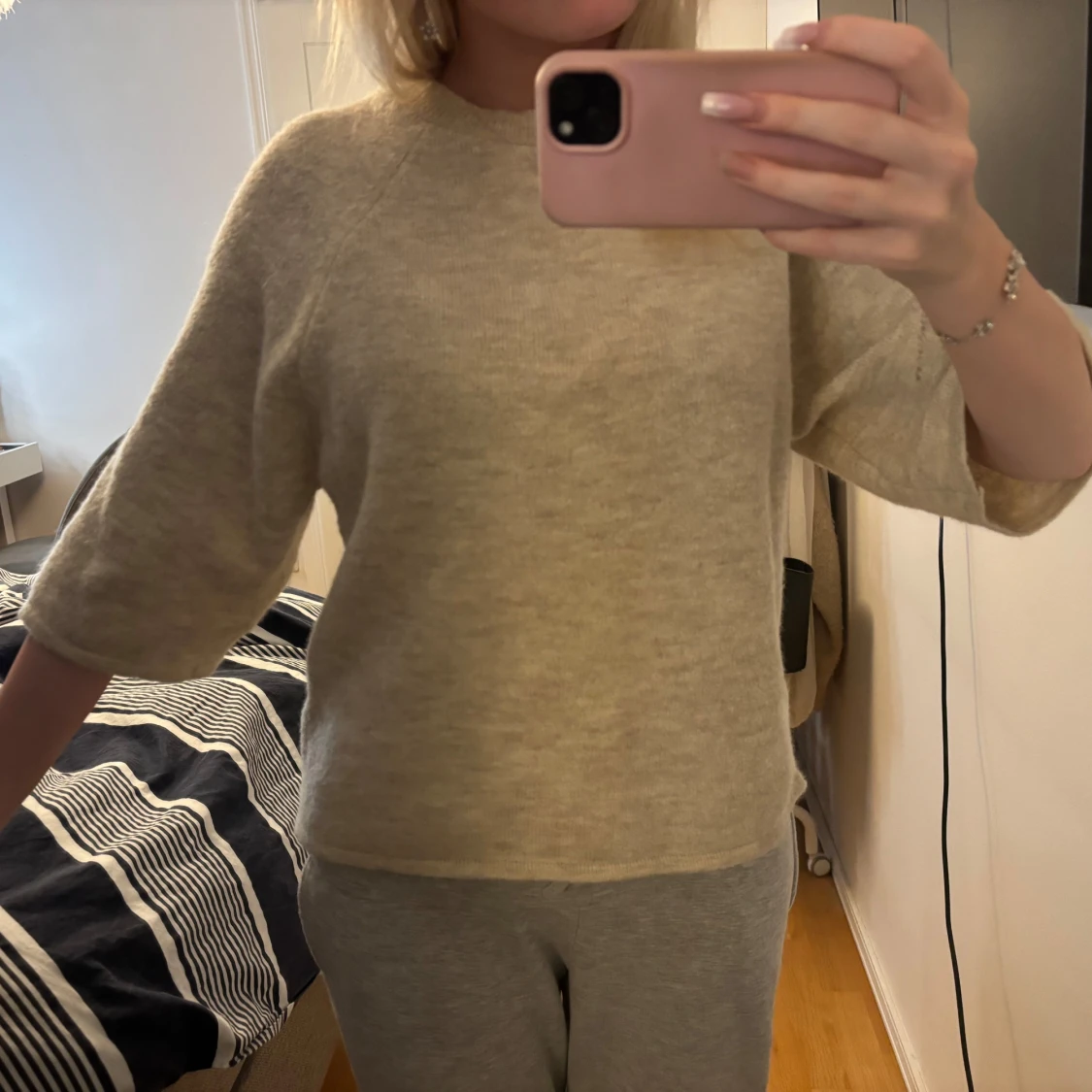 Beige stickad tröja med trekvartsärm - 1