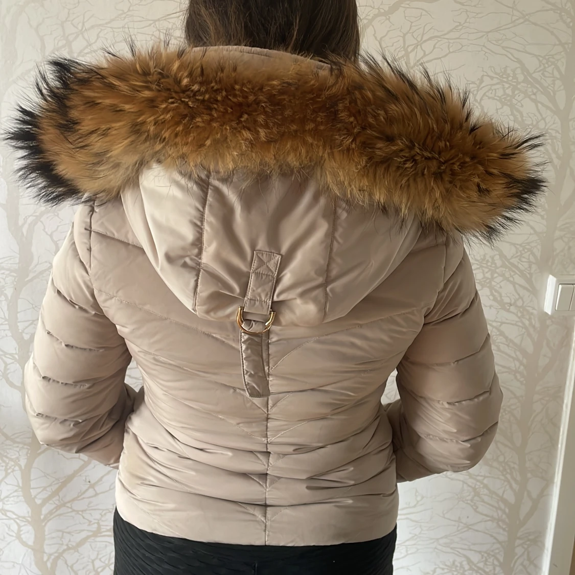 Beige pufferjacka med fuskpäls från Hollies - 1