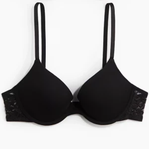 Svart push-up bh med spets - En svart push-up bh från hm, inga defekter alls!💗