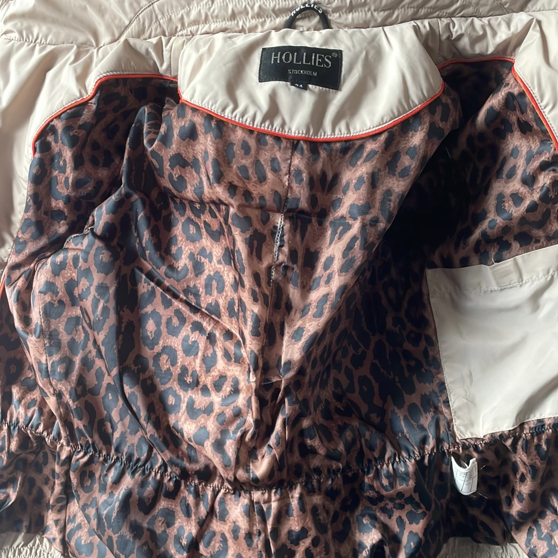 Beige pufferjacka med fuskpäls från Hollies - 4