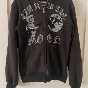 Aim For The Moon zip hoodie - Svart aim for the moon zip up i storlek S 