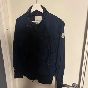 Moncler Höstjacka | Size 0,XS - Säljer denna extremt feta moncler jackan | Naturligtvis äkta, äktighetscertifikat från Sicuro | Size 0,xs | Skick 8,5/10, inga synliga defekter | Skriv vid frågor samt intresse 🫡