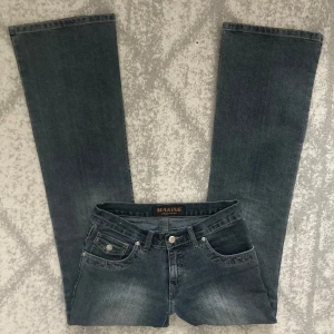 Lågmidjade bootcut jeans - Såå snygga vintage jeans med en jättefin tvätt och färg 💕Köpta här på Plick men passade tyvärr inte mig🥲Står w28 i dem, men skulle säga de passar storlek 34-36. Om du har frågor är det bara att skriva 🥰