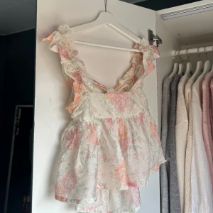Blommig topp med öppen rygg  - Så söt blommig topp med öppen rygg. Storlek S och från Hm. Använd en gång. Skriv vid frågor eller köp direkt💗