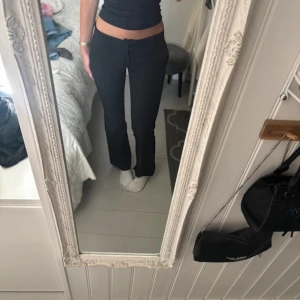 Svarta lågmidjade bootcut kostymbyxor - Snygga svarta kostymbyxor med bootcut och normal passform. Byxorna har klassiska fickor fram och bak.  Tryck på KÖP NU så postar jag så snabbt som möjligt!! 🩷