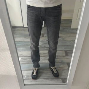 Jack and Jones jeans Slim straight  - Säljer ett par Jack and Jones slim straight i väldigt bra skick. Hör av er vid frågor!