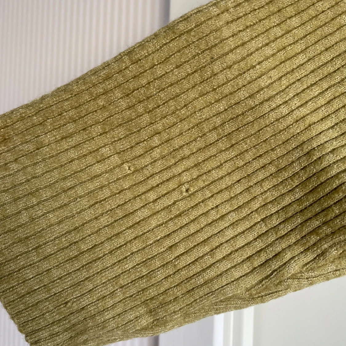 Olivgrön ribbad tröja - 1