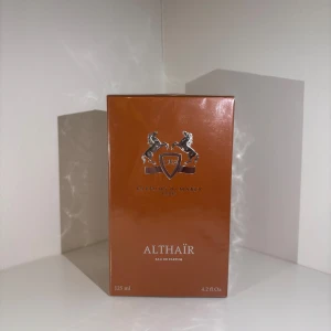 Parfums de Marly Althaïr 125ml - Helt ny, oöppnad och i originalförpackning.  Althaïr är en sofistikerad och beroendeframkallande doft med krämig vanilj i centrum, förfinad av varma kryddor, frisk citrus och en elegant träig bas. En lyxig och modern tolkning av vanilj – perfekt för dig som vill sticka ut med en sensuell och välbalanserad signaturdoft året runt.  💎 Nypris: ca 3000 kr 💰 Mitt pris: 1789 kr  Hör av er för fler bilder eller frågor!   Priset kan diskuteras vid snabb och smidig affär 🙌🏽