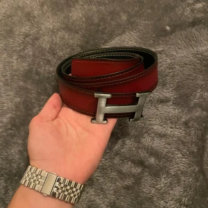 Bälte  - Säljer en riktigt fet bälte av läder, går att ända så de blir svart färg då man bara byter håll. Priset går att diskuteras och tveka inte på att höra av er vid frågor eller funderingar 🍾🤩