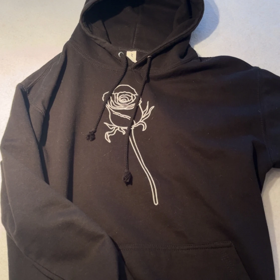 Svart hoodie med ros från Just Hoods - 1
