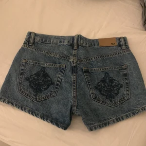 Blå jeansshorts från 157, storlek S - Snygga blå jeanshorts, jätte bra tillstånd. Låg midjade och dom är ganska bra i storlek. Fint tryck på bakfickorna. Även två fickor där fram med en liten extra fick i den ena!! Pris kan diskuteras!!