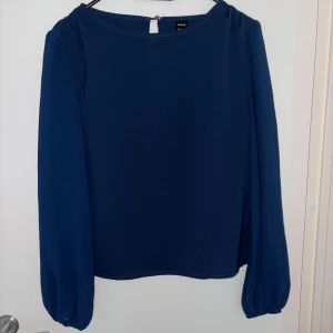 Mörkblå blus  - Säljer en mörkblå blus från SHEIN i storlek S. Blusen har transparenta ärmar. Blusen har aldrig använts utan har endast provats på. 
