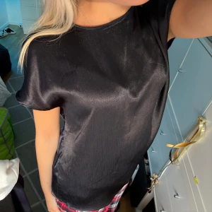 Festlig topp - Festlig topp från Primark i London. Toppen är lite skimmrig vilket gör toppen festlig. Toppen är i storlek S men lappen är bortklippt. Jag har aldrig använt toppen. 