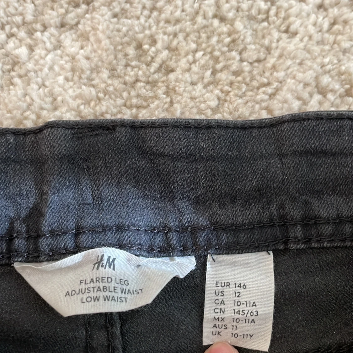 Svarta bootcut jeans med nitar från H&M - 3