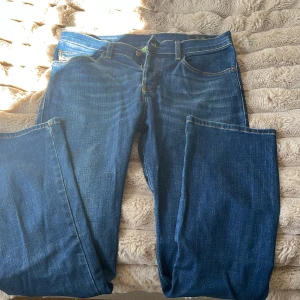 Diesel D-Mihtry straight jeans blå - Snygga blå jeans från Diesel, modell D-Mihtry Straight. Klassisk femficksdesign, raka ben och kontrastsömmar. Jeansen har en läderpatch med Diesel-logga bak i midjan.