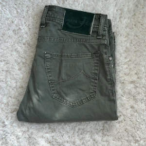 Jacob Cohen - Snygga gröna byxor från Jacob Cohën. Strl 30, passar slim. Dem är i fint skick och såklart riktiga. Hör av vid minsta fundering🙌🏻