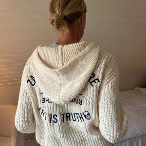 Stickad zadig hoodie - Så fin vit stickad hoodie från Zadig & Voltaire med as cool marin blå text på ryggen!🤩