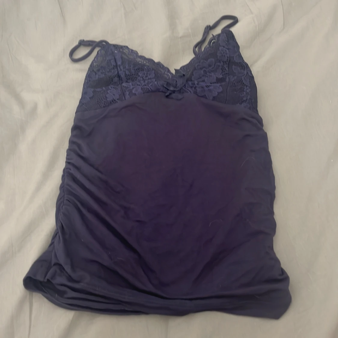 Mörklila spetsdetaljerad linnetopp