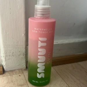 Smuuti Skin Watermelon Dew Toner Mist - Fräsch toner mist med vattenmelon från Smuutiskin. Flaskan är i plast med snygg rosa och grön ombre-design, sprayfunktion och rymmer 100 ml. Perfekt för att återfukta och fräscha upp huden under dagen.