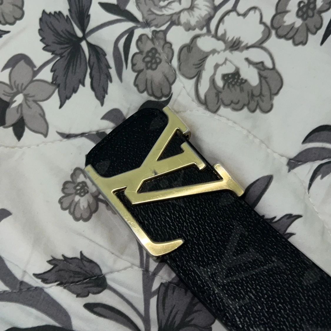 Svart Louis Vuitton bälte med gulddetalj