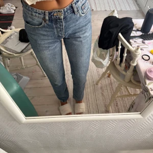 Mörkblå jeans  - Snygga raka mörkblå jeans från Zara. Sitter snyggt på och är sköna. Hela och inte så mycket använda!