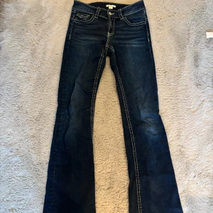 Bootcut jeans från Gina Tricot, mörkblå - Snygga mörkblå bootcut jeans från Gina Tricot. Dom är i storlek 170 och är i väldigt bra skick.💓💓