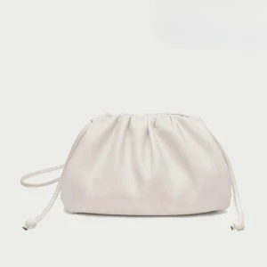 Ljusbeige dumpling bag - Snygg vit dumplingbag från raffinato i storlek small. Endast använd en gång. Kan skicka fler bilder på hur den ser ut i verkligheten. Nypris 500kr