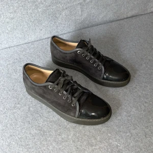 Lanvin skor - Lanvin Cap Toe sneaker | Väldigt snygga | Väldigt bra skick | Pris går att diskutera vid snabb affär | Fraktas samma dag 🚚📦| Kontakta privat vid fler frågor eller funderingar ✔️