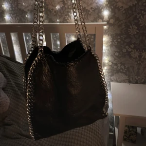 väska  - super snygg väska perfekt till skolan💕 Dragkedja sönder, se bild 3 annars är den i bra skick💕
