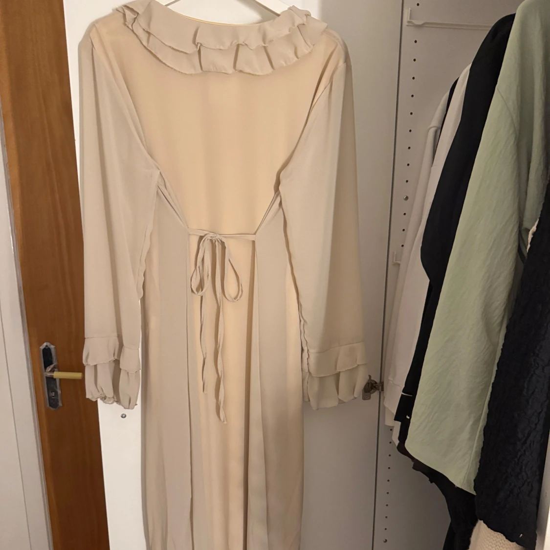 Beige långklänning med volang från Aavva - 2