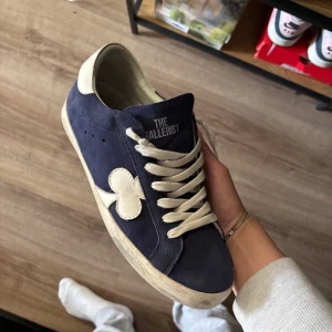 Blåa The Gallerist - Säljer mina Fräscha The gallerist i nyskick har använts ett fåtal gånger så inga märken eller skador,box och allt og medföljer. slå en pling om du har några frågar pris ej hugget i sten så kom med bud!